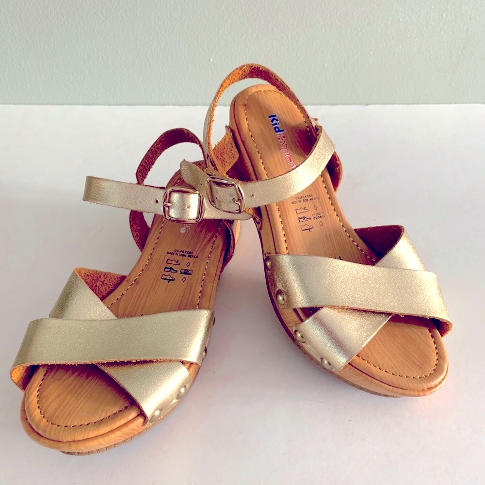 🆕 Kid Express Gold Leather Sandals 12.5 (fits like an 11)